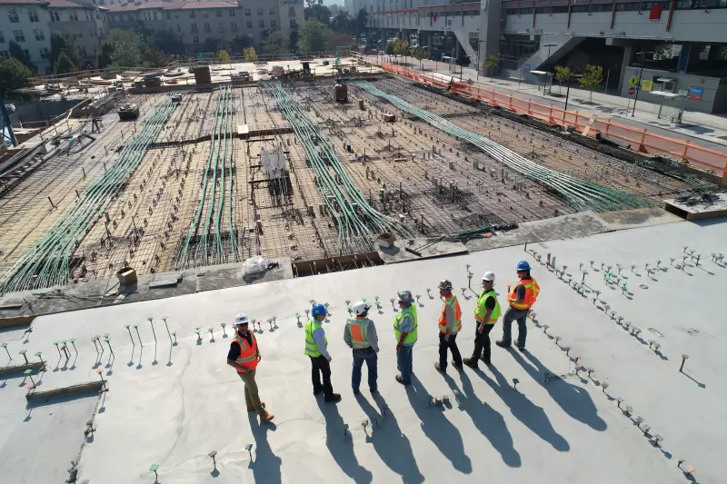مهندسون وعمال في موقع إنشاءات كبير